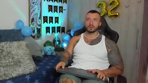 Snapshot of dave_max93 chatting on February 25, 6:33 pm DAVE MAX online show from February 25, 6:33 pm
