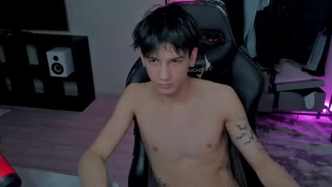 Snapshot of davisross chatting on February 23, 11:25 pm davis online show from February 23, 11:25 pm