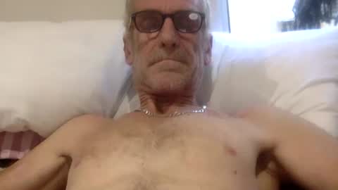 deanofflove221000 online show from October 16, 7:19 am