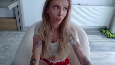 Snapshot of deidi_sweet chatting on October 6, 12:45 pm Di online show from October 6, 12:45 pm