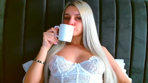 deliciaalove online show from March 11, 8:52 am