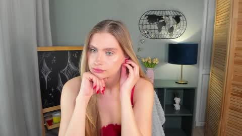 delinasis online show from April 30, 1:32 am