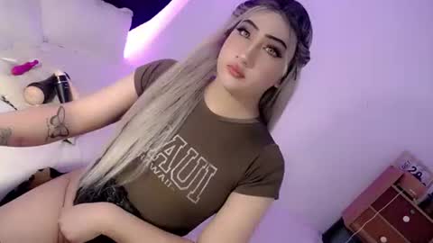 Snapshot of deluxetgirl69 chatting on October 20, 8:08 am Chesca online show from October 20, 8:08 am