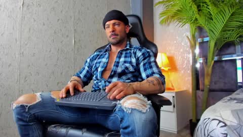Snapshot of dennis_cox_ chatting on February 5, 1:11 pm dennis_cox_ online show from February 5, 1:11 pm