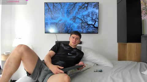 Snapshot of derek_hussain chatting on February 4, 8:17 pm Derek Hussain online show from February 4, 8:17 pm