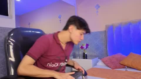 derek_sinn online show from February 10, 8:34 pm