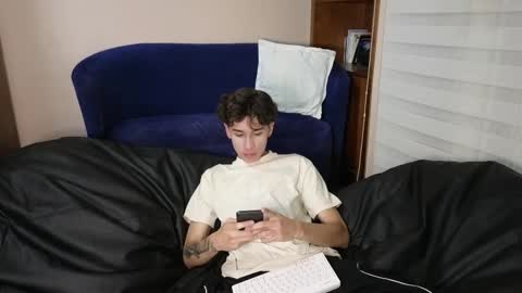 Derek online show from November 11, 2:03 am