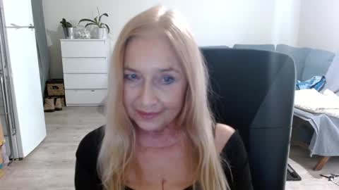 Snapshot of desiresofia chatting on January 15, 10:59 am S O F I A online show from January 15, 10:59 am