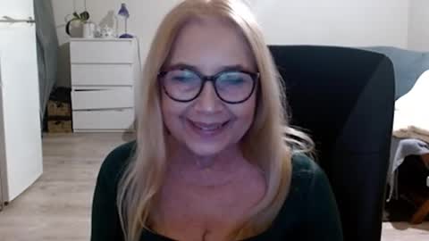 Snapshot of desiresofia chatting on February 21, 6:15 pm S O F I A online show from February 21, 6:15 pm