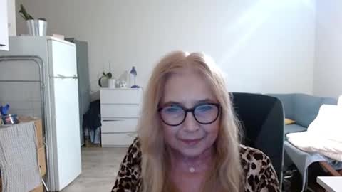 Snapshot of desiresofia chatting on February 24, 7:33 am S O F I A online show from February 24, 7:33 am