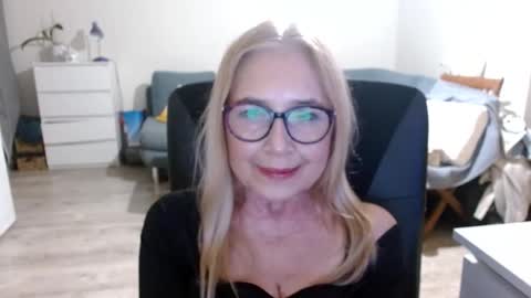 Snapshot of desiresofia chatting on February 9, 6:16 pm S O F I A online show from February 9, 6:16 pm