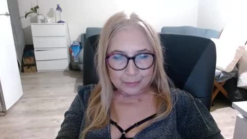 Snapshot of desiresofia chatting on February 12, 6:40 pm S O F I A online show from February 12, 6:40 pm