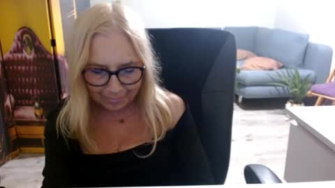 Snapshot of desiresofia chatting on October 12, 3:37 pm S O F I A online show from October 12, 3:37 pm