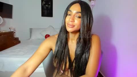 Snapshot of destinnemil chatting on February 20, 2:57 pm Destinne Mill online show from February 20, 2:57 pm