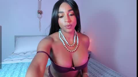 Snapshot of destinnemil chatting on February 10, 12:18 pm Destinne Mill online show from February 10, 12:18 pm