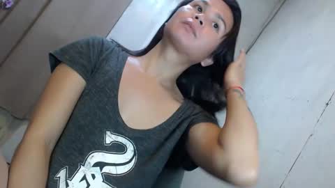 Snapshot of devine_g chatting on February 9, 11:57 pm Igat online show from February 9, 11:57 pm