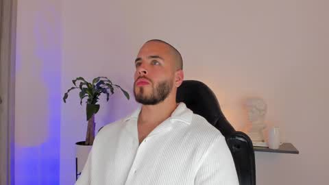 Snapshot of devoncollins chatting on December 14, 12:22 am Devon Collins Independent model online show from December 14, 12:22 am