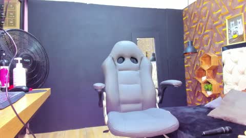 Snapshot of deyy_madisson chatting on February 12, 7:02 pm Madisson online show from February 12, 7:02 pm