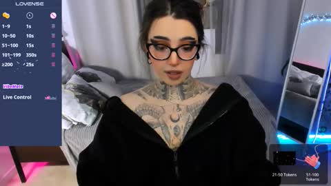 dixipixi_ online show from February 5, 6:06 am