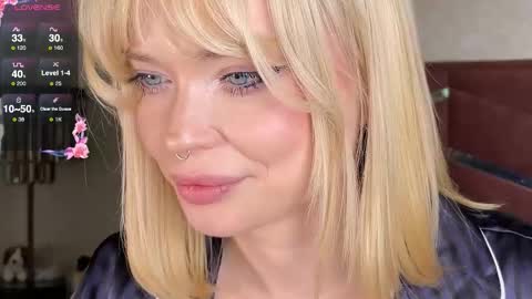 Snapshot of doll_from_venus chatting on October 6, 3:19 pm Dorothy Mayfield online show from October 6, 3:19 pm