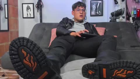 Snapshot of dom2travelers_sm chatting on February 16, 10:21 pm Diego Castell online show from February 16, 10:21 pm