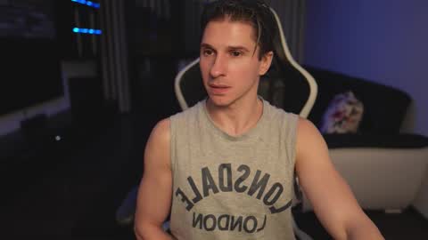 Dorian Reyes online show from March 8, 2:04 am