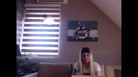 Snapshot of dreamcatcherfantasy chatting on February 19, 11:28 am A girl online show from February 19, 11:28 am