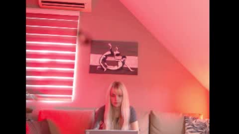Snapshot of dreamcatcherfantasy chatting on October 10, 7:25 am A girl online show from October 10, 7:25 am