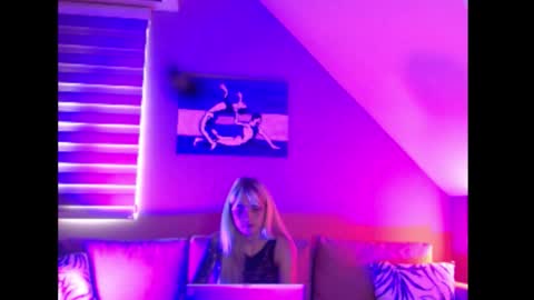 Snapshot of dreamcatcherfantasy chatting on October 17, 7:23 am A girl online show from October 17, 7:23 am