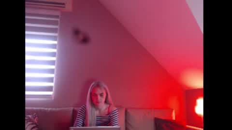 A girl online show from December 18, 8:20 am