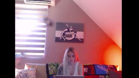 A girl online show from November 27, 8:33 am