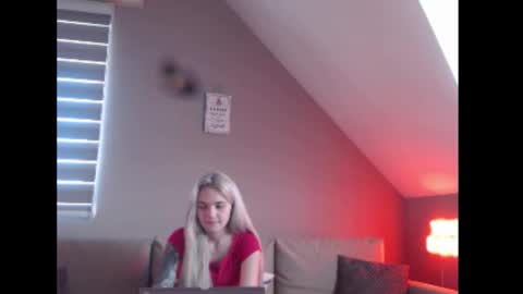 A girl online show from January 12, 8:32 am