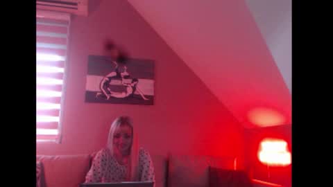 Snapshot of dreamcatcherfantasy chatting on September 26, 6:54 am A girl online show from September 26, 6:54 am