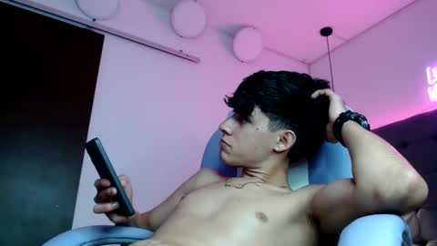 Snapshot of dyla_n18_ chatting on February 6, 2:11 am dyla_n18_ online show from February 6, 2:11 am