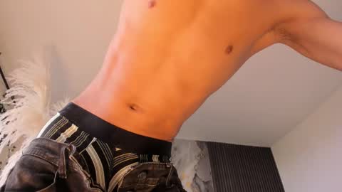 dylanroyce_ online show from March 9, 12:43 pm