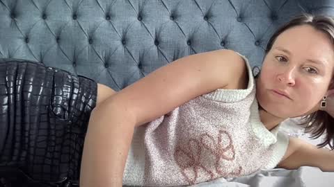 Nadia Ferreira  online show from October 17, 9:46 am