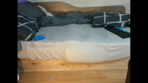 shy yoong cross online show from March 1, 6:46 am