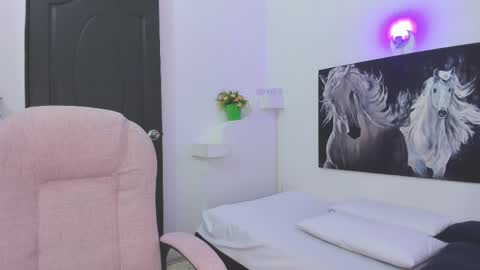 Snapshot of ebony_katterin chatting on February 22, 10:09 pm ebony_katterin online show from February 22, 10:09 pm