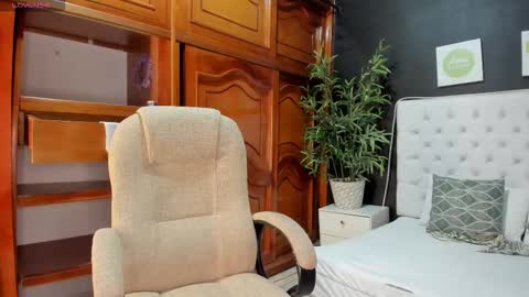 Snapshot of ebony_katterin chatting on September 16, 2:53 pm ebony_katterin online show from September 16, 2:53 pm