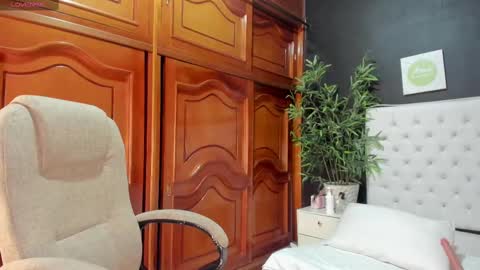 Snapshot of ebony_katterin chatting on October 9, 11:37 am ebony_katterin online show from October 9, 11:37 am