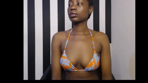 Snapshot of ebony_petitequeen chatting on October 16, 9:31 am Ella online show from October 16, 9:31 am