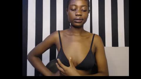 Snapshot of ebony_petitequeen chatting on October 6, 1:07 pm Ella online show from October 6, 1:07 pm
