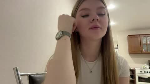 Mia online show from April 8, 12:52 pm