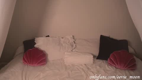 Snapshot of eevie_moon chatting on December 5, 8:05 am eevie online show from December 5, 8:05 am