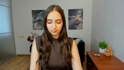 Effy Royse online show from March 26, 2:00 pm