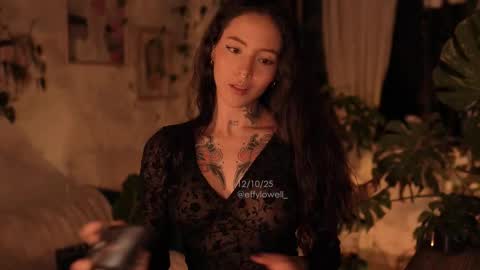 Snapshot of effylowell_ chatting on October 13, 1:40 am Effy online show from October 13, 1:40 am
