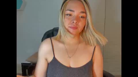 Snapshot of eily_blunts chatting on October 15, 8:09 pm Eily online show from October 15, 8:09 pm