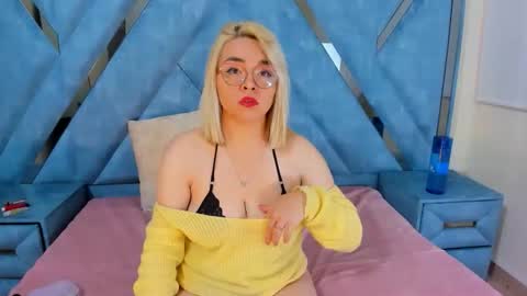 Snapshot of eily_blunts chatting on October 13, 8:00 pm Eily online show from October 13, 8:00 pm