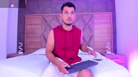 YG COUPLE online show from January 7, 8:58 pm