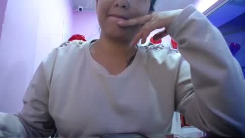 Snapshot of eireneninon chatting on December 4, 12:46 am Eirene online show from December 4, 12:46 am